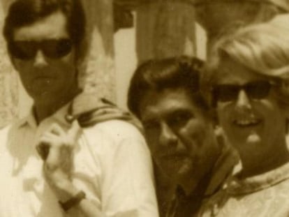 Julio Cortázar posa con unos amigos en un viaje por Atenas.