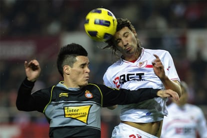 José Callejón, del Espanyol, le disputa un balón aéreo a Alexis, del Sevilla.