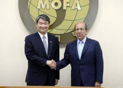 Fotografía facilitada por el Ministerio deAsunto Exteriores de Corea del Sur (MOFA) del secretario de Estado de Asuntos Exteriores de España, Gonzalo de Benito Secades (d), saluda al viceministro de Exteriores surcoreano, Cho Tae-yong, antes de la reunión que hoy han mantenido en Seúl con motivo de la visita del diplomático español.