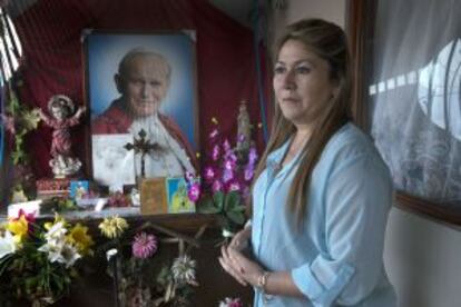 La costarricense Floribeth Mora delante de la capilla colocada en la entrada de su casa en honor del Papa Juan Pablo II.