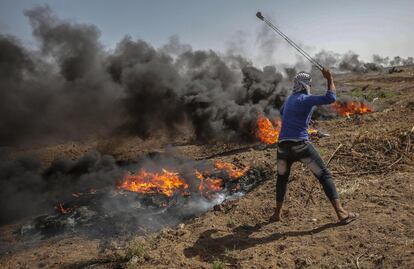 Un joven palestino lanza una pieza durante las protestas frente a la frontera de Gaza e Israel, el 8 de junio.
