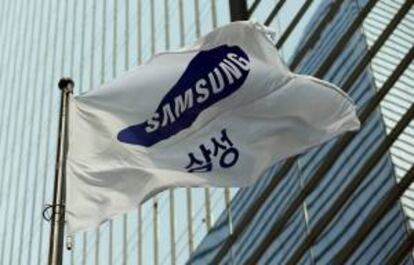 Una bandera con el logo de Samsung Electronics en su sede en Seúl. EFE/Archivo