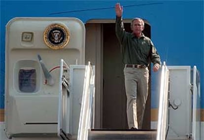 El presidente George W. Bush saluda desde el avión presidencial a su llegada a Oregón el pasado jueves.