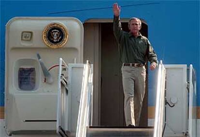 El presidente George W. Bush saluda desde el avión presidencial a su llegada a Oregón el pasado jueves.