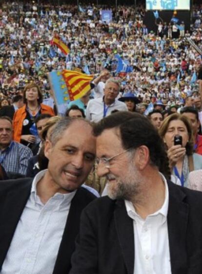 Camps y Rajoy charlan durante el mitin en la plaza de toros de Valencia en las elecciones del pasado mayo.
