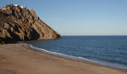 Donde la sierra Cabrera se sumerge en el mar la erosi&oacute;n ha modelado una espectacular l&iacute;nea de calas de gravilla y acantilados escabrosos. Respaldando la playa de Bordonares se alza la fotog&eacute;nica torre del Pirulico,de &eacute;poca nazar&iacute;.