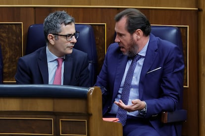 Los ministros de Justicia, Félix Bolaños, y Transportes, Óscar Puente, el miércoles pasado en el Congreso.