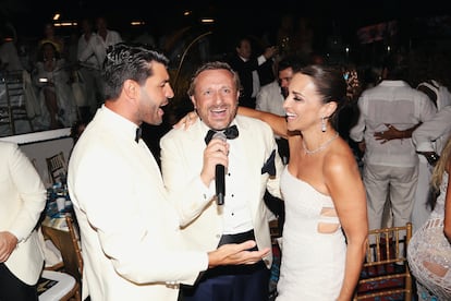 En la fiesta posterior a la gala benéfica, la actriz y el exfutbolista también aprovecharon para cantar junto al músico Juan Peña, que fue el encargado del fin de fiesta.
