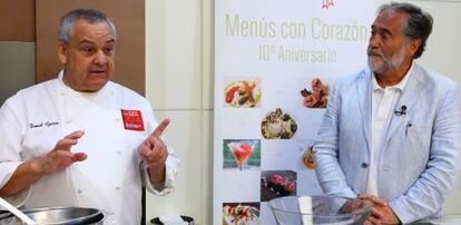 El chef del Zortziko, Daniel García, junto al jefe de cardiología del Hospital Galdakao, Iñaki Lekuona Goya.