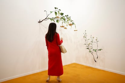 Una mujer observa una obra de Álvaro Urbano, en la galería Travesía Cuatro, este miércoles durante la inauguración de Arco en Madrid.