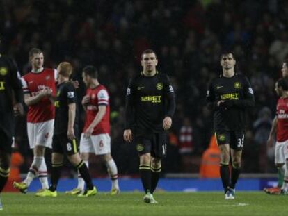 Los jugadores del Wigan, de negro, tras caer ante el Arsenal.