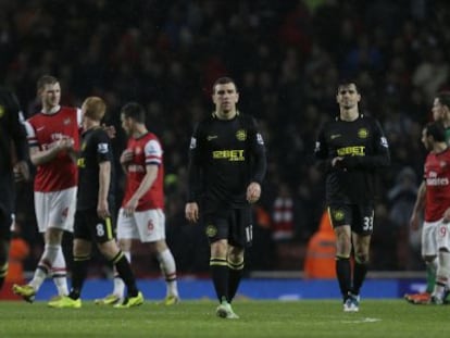 Los jugadores del Wigan, de negro, tras caer ante el Arsenal.