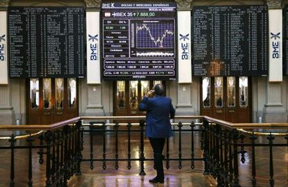 Pantallas en la Bolsa de Madrid con la evoluci&oacute;n del Ibex.