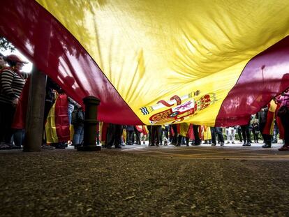 Manifestantes a favor de la unidad de Espa&ntilde;a y en contra del Gobierno destituido delante del cuartel de la Guardia Civil de Girona.