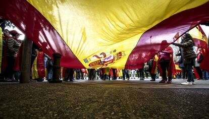 Manifestantes a favor de la unidad de España y en contra del Gobierno destituido delante del cuartel de la Guardia Civil de Girona.