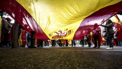 Manifestantes a favor de la unidad de Espa&ntilde;a y en contra del Gobierno destituido delante del cuartel de la Guardia Civil de Girona.