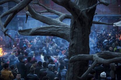 Asistenentes a las celebraciones del Nuevo Año chino, queman incienso para atraer la buena fortuna en el templo de Lanzohu, provincia de Gansu