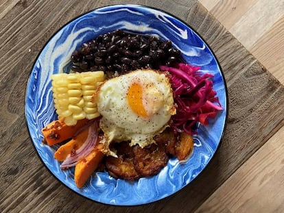 Frijoles con arroz y huevo