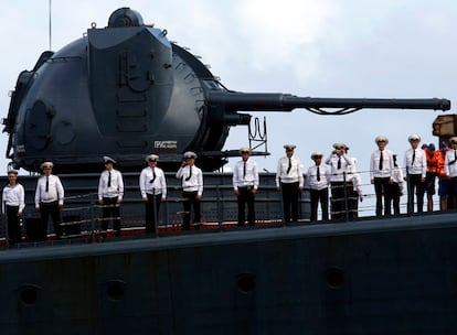 Bajo un cielo encapotado que dejaba entrever algunos rayos de sol, los marineros rusos formaron en cubierta durante los últimos metros del trayecto, mientras dos helicópteros de la fuerza aérea venezolana trasladaron al lugar a autoridades militares locales.