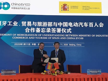 El secretario general de Inudstria y Pyme, Raül Blanco, y el secretario general de China EV100, Zhang Yongwei, en la firma del acuerdo.