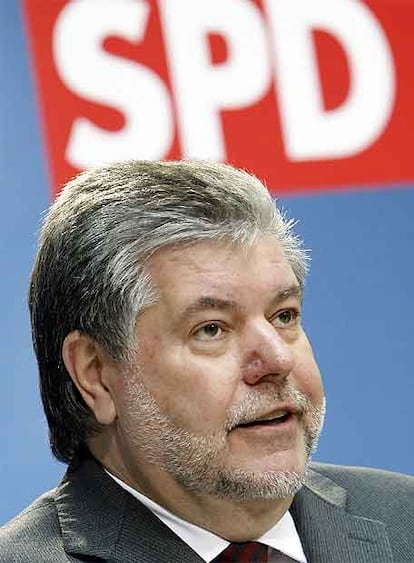 El presidente del SPD, Kurt Beck, en Berlín el pasado lunes.