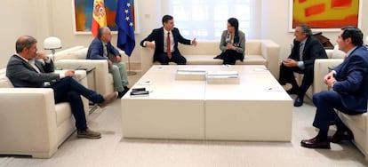 De izquierda a derecha, Unai Sordo (CC OO); Pepe Álvarez (UGT); Pedro Sánchez, presidente del Gobierno; Magdalena Valerio, ministra de Trabajo; Juan Rosell (CEOE) y Antonio Garamendi (Cepyme).