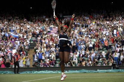 La estadounidense Serena Williams celebra su victoria ante la rusa Maria Sharapova en la final femenina de tenis.