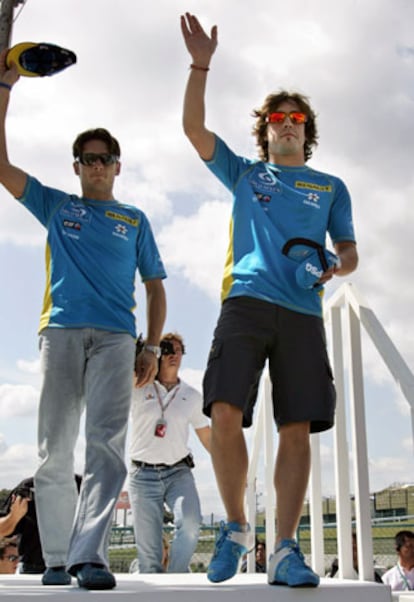 Alonso saluda a los seguidores japoneses en el circuito de Suzuka.