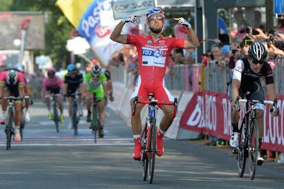 Bouhanni celebra su victoria.