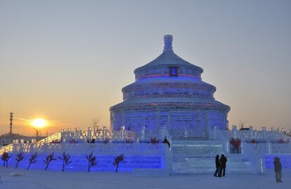 En su mayoría turistas chinos, atraídos por las colosales estatuas de agua congelada y nieve con forma de templos, pagodas, palacios o budas.