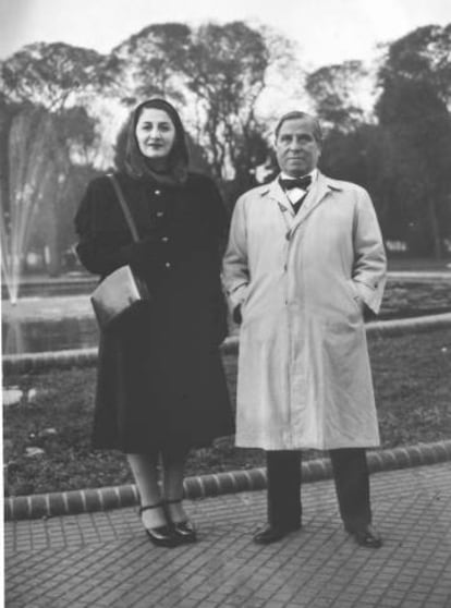 Ram&oacute;n G&oacute;mez de la Serna, y su esposa, Luisa Sefevich, en una imagen sin datar en Buenos Aires, donde residi&oacute; los &uacute;ltimos a&ntilde;os de su vida.