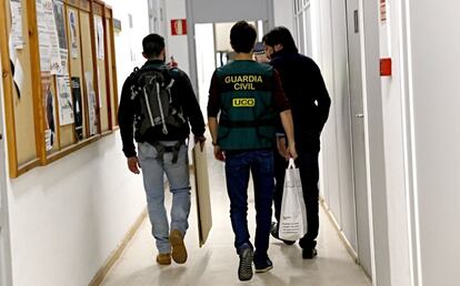 Guardias civiles registran ayer los despachos del grupo municipal del PP en el Ayuntamiento de Valencia.