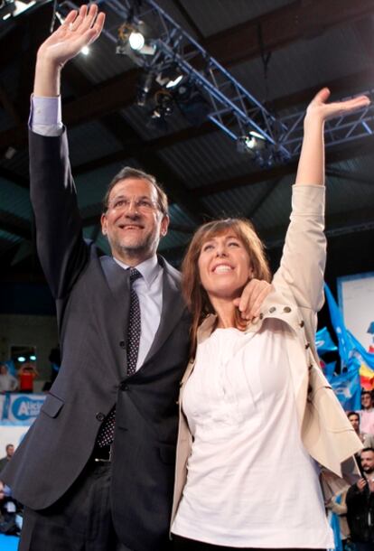Mariano Rajoysaluda con Alicia Sánchez Camacho, durante el mitin central de campaña celebrado en L'Hospitalet de Llobregat (Barcelona).