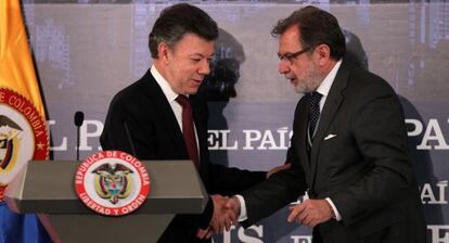 El presidente colombiano, Juan Manuel Santos, junto al presidente de EL PA&Iacute;S, Juan Luis Cebri&aacute;n, ayer en el foro Invertir en Colombia