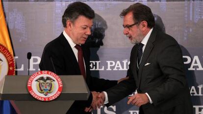 El presidente colombiano, Juan Manuel Santos, junto al presidente de EL PA&Iacute;S, Juan Luis Cebri&aacute;n, ayer en el foro Invertir en Colombia