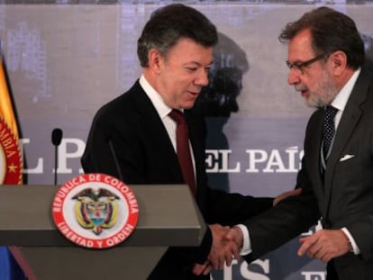 El presidente colombiano, Juan Manuel Santos, junto al presidente de EL PA&Iacute;S, Juan Luis Cebri&aacute;n, ayer en el foro Invertir en Colombia