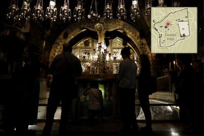 Situado en el siglo I fuera del recinto amurallado, en la parte derecha de la basílica. En el monte del Calvario es donde fue crucificado Jesús. La Biblia traduce el término como "Lugar de la Calavera". Según datos históricos, "se trataba de un montículo situado en una de las puertas de la ciudad, un sitio adecuado para que las crucifixiones fueran observadas por el pueblo".