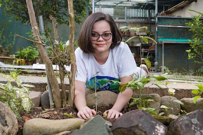 Kyara Cascante, de 16 años, planta arboles como parte de una acción medioambiental.