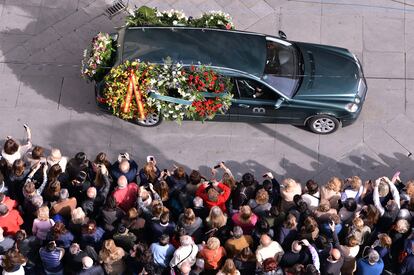 El coche fúnebre con el féretro de los restos mortales de la XVIII duquesa de Alba, Cayetana Fitz-James Stuart y Silva tras su salida del Ayuntamiento de Sevilla camino de la Catedral.
