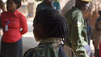 Agnes (nombre ficticio) tenía 13 años cuando fue secuestrada por un grupo armado en Sudán del Sur. Fue una niña soldado durante tres años.