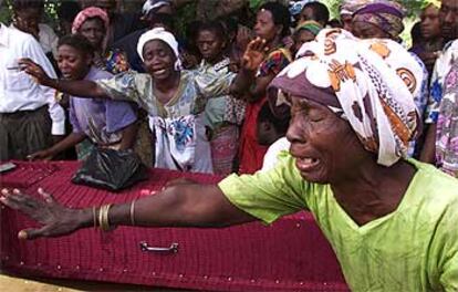 Varias mujeres kenianas lloran ante los féretros de sus familiares muertos en el atentado contra el hotel Paraíso.