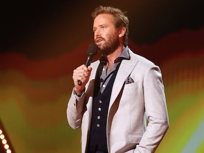 Armie Hammer habla en el escenario durante una entrega de premios celebrados en Barker Hangar, en Santa Mónica, California (EE UU), en noviembre de 2020.