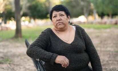 Elizabet Alandia, en un parque de Valencia cerca de su casa.