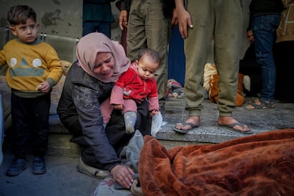 Una mujer toca el cadáver de un familiar muerto tras un ataque israelí en la Ciudad de Gaza, este martes.  