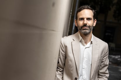 El abogado laboralista Jaume Porqueras en las inmediaciones de su despacho del centro de Barcelona, este viernes.