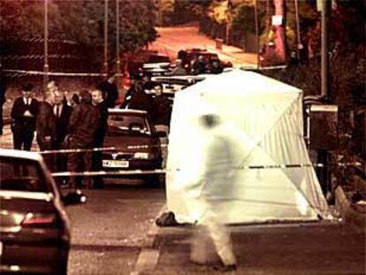 Expertos de la policía del Ulster investigan el lugar donde fue asesinado el joven protestante, en Belfast.