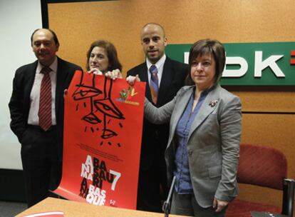 De izquierda a derecha, el director de Cultura de Vizcaya, Jon Iñaki Zarraga; la directora del festival, María Jesús Díez; el representante de BBK, Alberto Rodríguez, y la alcaldesa de Basauri, Loly de Juan, ayer, con el cartel del certamen.
El poeta y cantante Josep Pedrals.