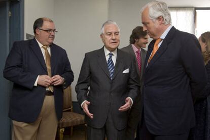 El presidente del Consejo del Poder Judicial, Carlos Dívar, flanqueado por el vicepresidente, Fernando de Rosa, y el presidente del Tribunal Superior de Castilla y León, José Luis Concepción.