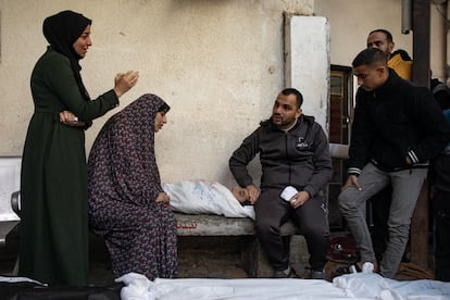 La familia de un niño muerto en un bombardeo israelí llora delante de su cadáver en la morgue del hostibal Al Najar, en el sur de la Franja de Gaza. 