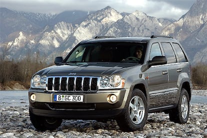 El nuevo Grand Cherokee conserva el estilo inconfundible de Jeep (faros redondos y la parrilla de siete barras verticales), pero con un diseño más estilizado y aerodinámico.